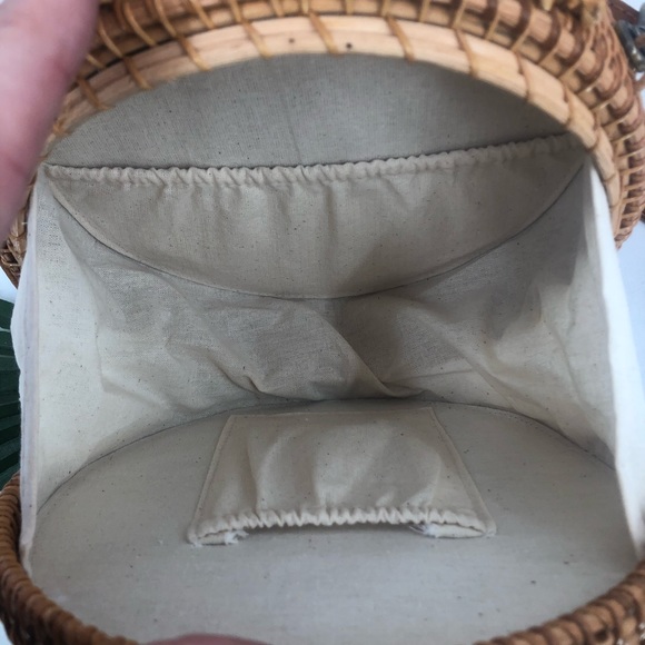 Round Wicker Women’s cross body purse W/handle - Picture 5 of 13